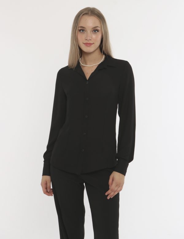 Camicia Vougue nero - COMPOSIZIONE E VESTIBILITÀ:100% poliestereLa modella è alta 176 cm e indossa la taglia S. La vestibili