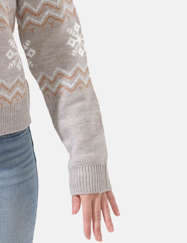 Maglione Vero Moda natalizio con motivo a caramelle e campanellini applicati - 98% acrilico 2% fibre metallicheLa modella in