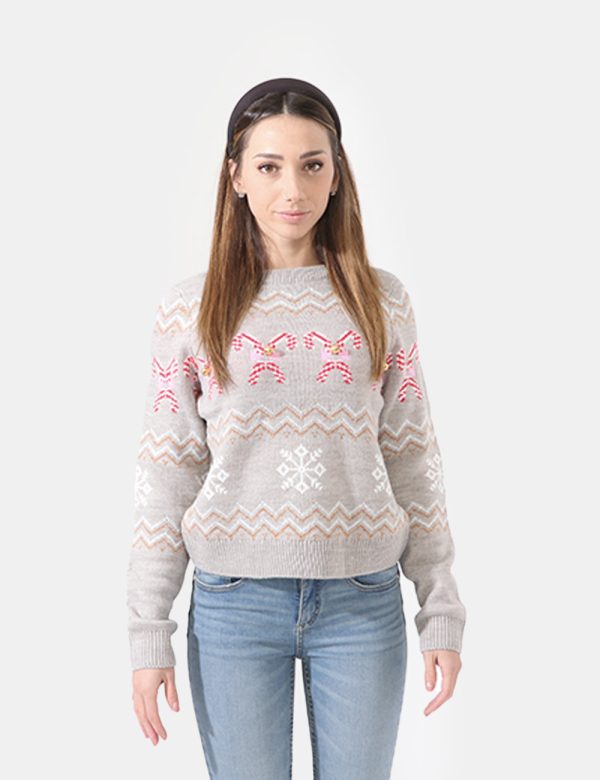 Maglione Vero Moda natalizio con motivo a caramelle e campanellini applicati - 98% acrilico 2% fibre metallicheLa modella in