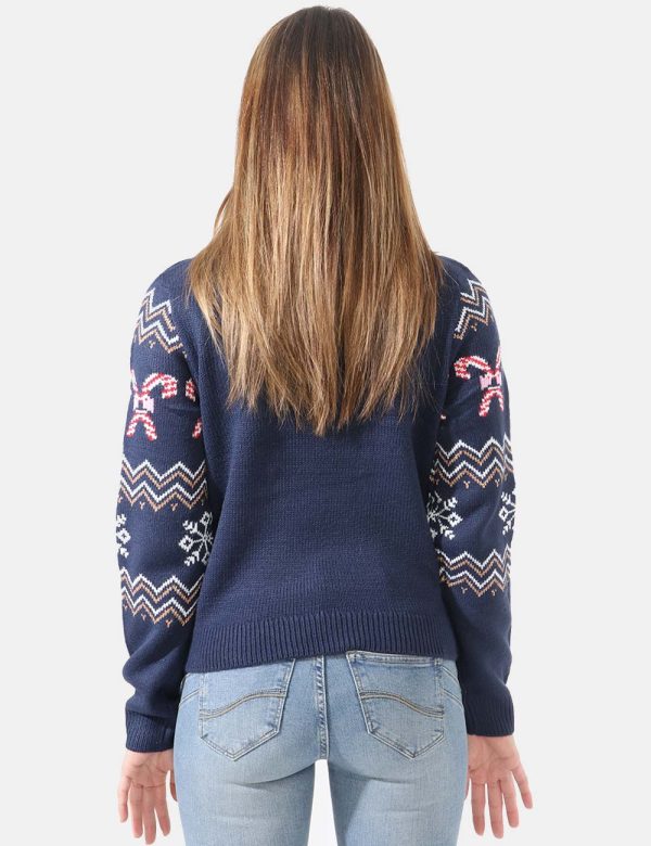 Maglione Vero Moda natalizio con motivo a caramelle e campanellini applicati - 98% acrilico 2% fibre metallicheLa modella in