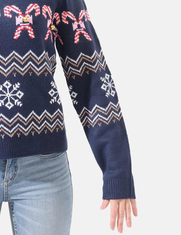 Maglione Vero Moda natalizio con motivo a caramelle e campanellini applicati - 98% acrilico 2% fibre metallicheLa modella in