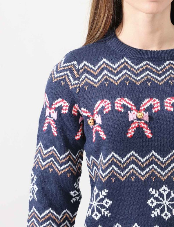 Maglione Vero Moda natalizio con motivo a caramelle e campanellini applicati - 98% acrilico 2% fibre metallicheLa modella in