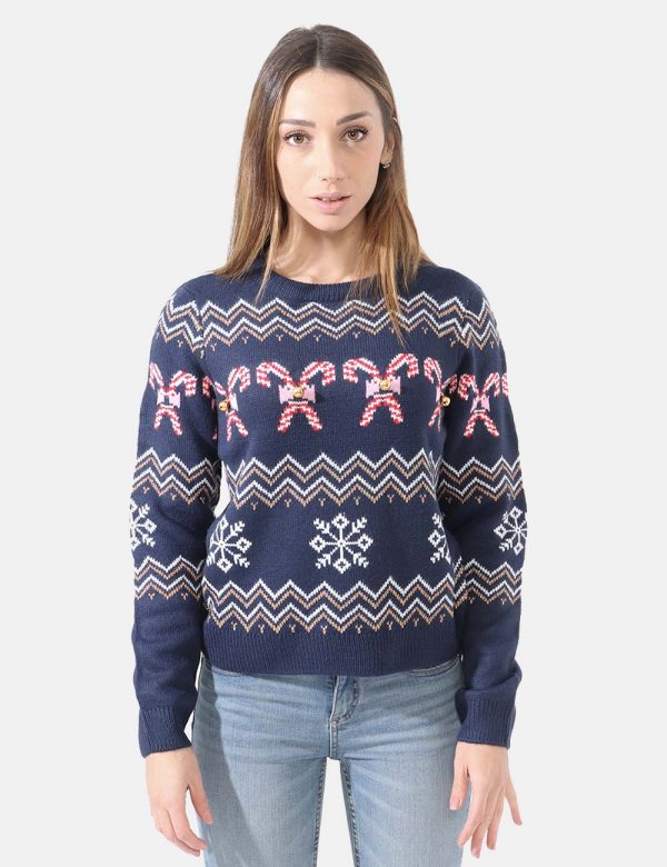 Maglione Vero Moda natalizio con motivo a caramelle e campanellini applicati - 98% acrilico 2% fibre metallicheLa modella in