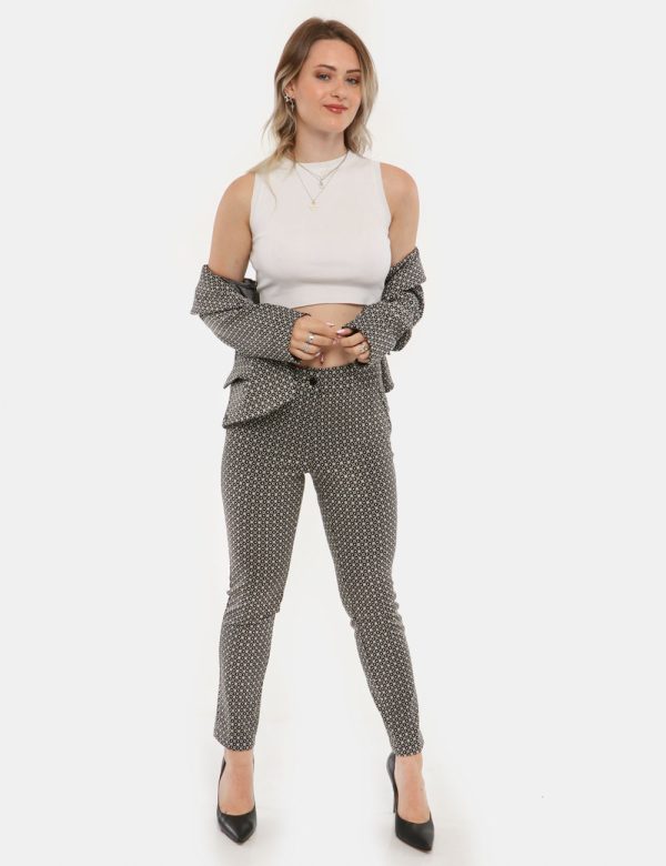 Pantalone Vougue con finte tasche - 90% poliestere 10% elastinaLa modella indossa la taglia S ed è alta 168 cm e la vestibil