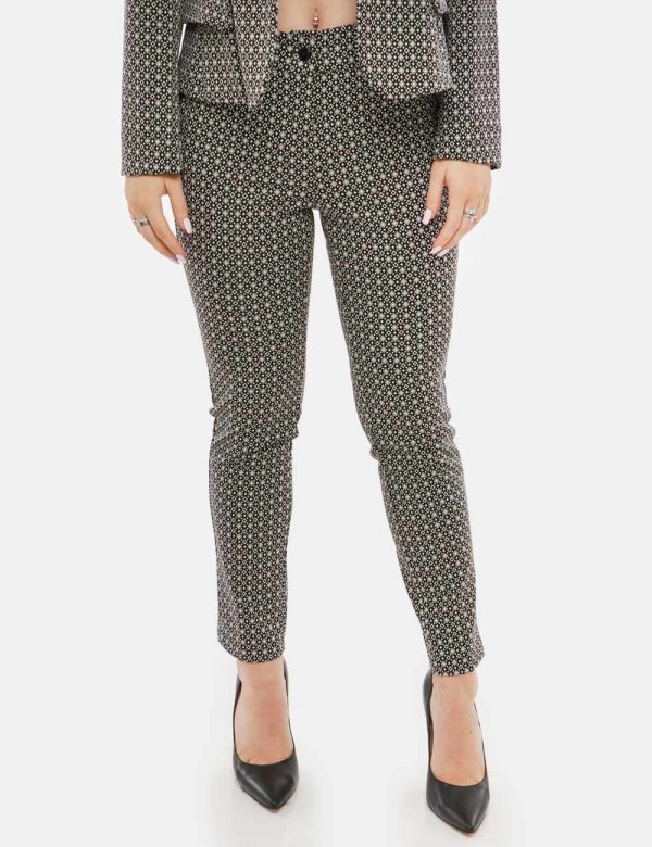 Pantalone Vougue con finte tasche - 90% poliestere 10% elastinaLa modella indossa la taglia S ed è alta 168 cm e la vestibil