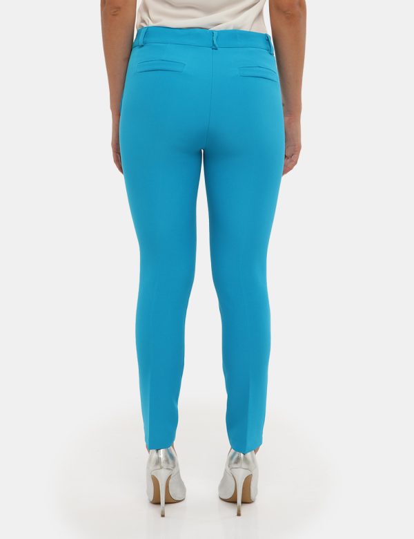 Pantalone Vougue con finte tasche - 90% poliestere 10% elastinaLa modella indossa la taglia S ed è alta 170 cm e la vestibil