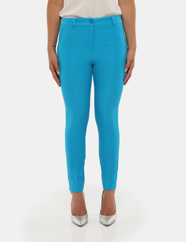 Pantalone Vougue con finte tasche - 90% poliestere 10% elastinaLa modella indossa la taglia S ed è alta 170 cm e la vestibil
