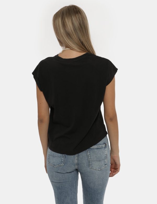 T-shirt Pepe Jeans nero - COMPOSIZIONE E VESTIBILITÀ:100% cotoneLa modella è alta 172 cm e indossa la taglia S. La vestibili