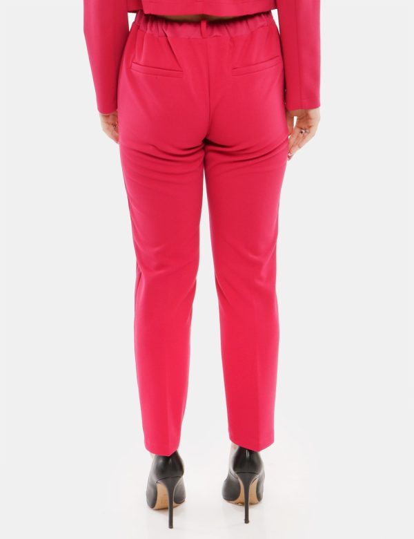 Pantalone Vougue con tasche - 90% poliestere 10% elastinaLa modella indossa la taglia S ed è alta 168 cm e la vestibilità è