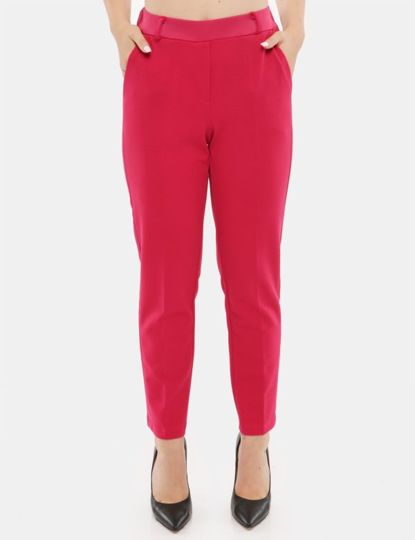 Pantalone Vougue con tasche - 90% poliestere 10% elastinaLa modella indossa la taglia S ed è alta 168 cm e la vestibilità è