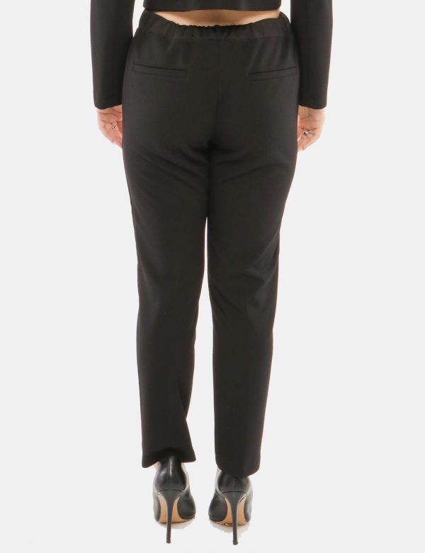 Pantalone Vougue con tasche - 90% poliestere 10% elastinaLa modella indossa la taglia S ed è alta 168 cm e la vestibilità è