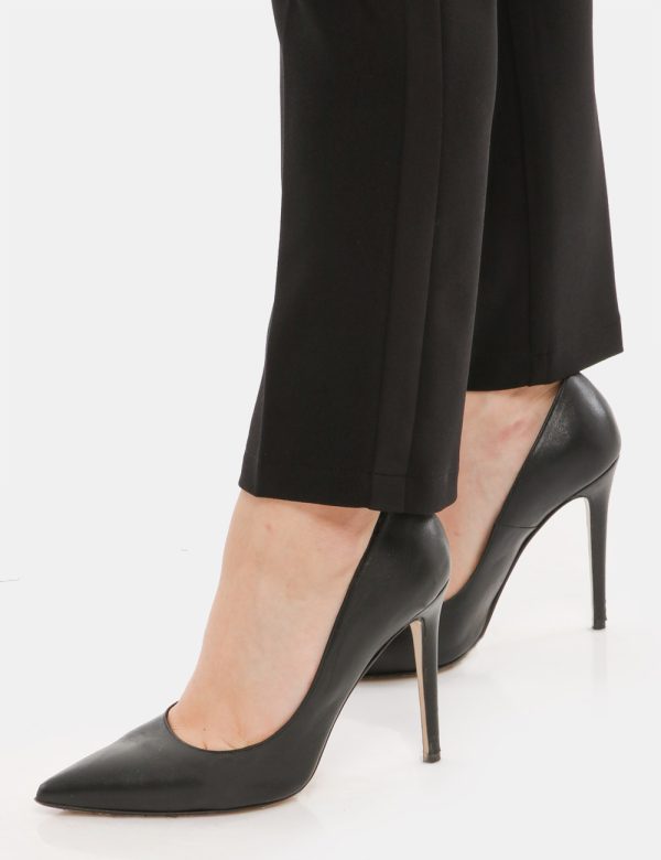 Pantalone Vougue con tasche - 90% poliestere 10% elastinaLa modella indossa la taglia S ed è alta 168 cm e la vestibilità è
