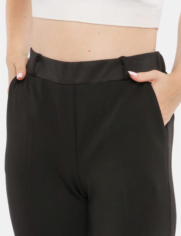 Pantalone Vougue con tasche - 90% poliestere 10% elastinaLa modella indossa la taglia S ed è alta 168 cm e la vestibilità è