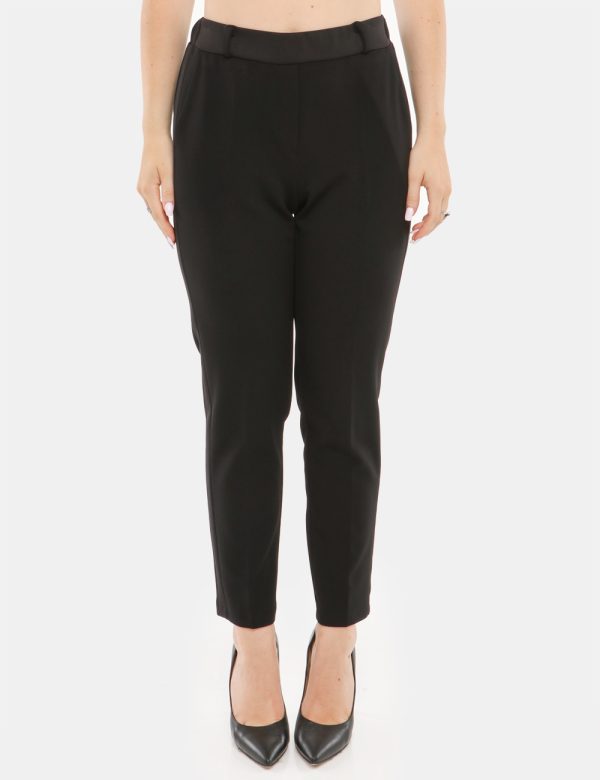 Pantalone Vougue con tasche - 90% poliestere 10% elastinaLa modella indossa la taglia S ed è alta 168 cm e la vestibilità è