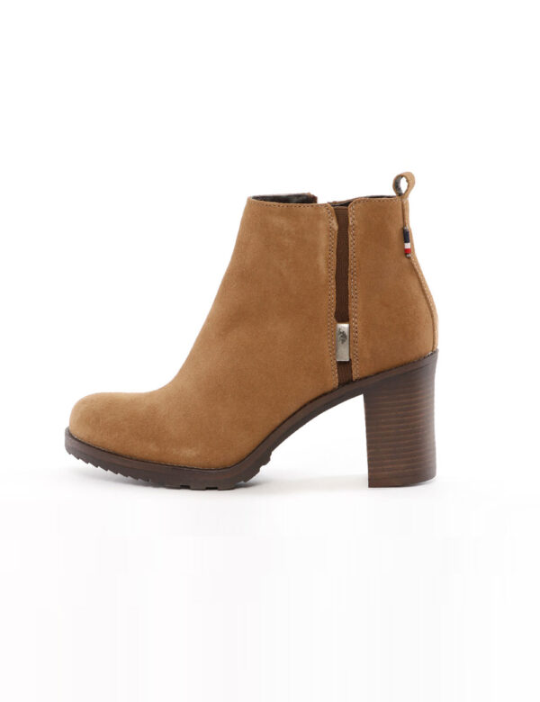 Tronchetto U.S. Polo Assn. scamosciato - Suola in gomma e tomaia in camoscioLa modella calza il numero 40 e la calzata è reg