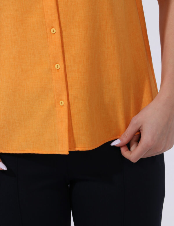 Top Caractere Arancione - Top a giromanica in total arancione. Il capo è aperto sul fronte, la vestibilità è morbida e prati