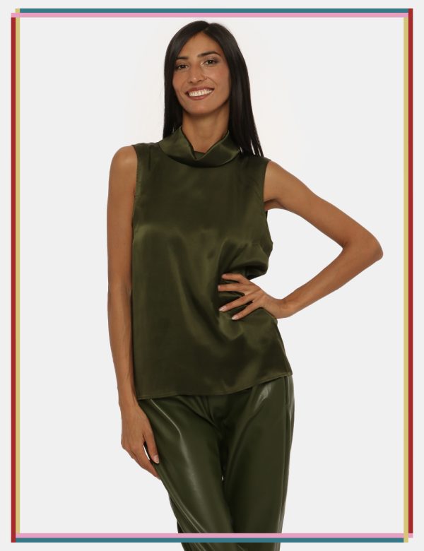 Top Caractere verde - COMPOSIZIONE E VESTIBILITÀ:75% acetato 25% setaLa modella è alta 170 cm e indossa la taglia 42. La ves