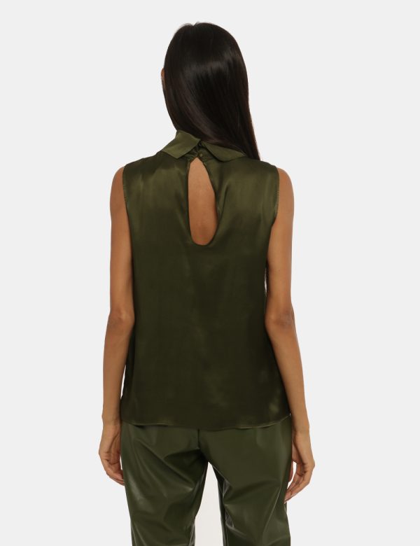 Top Caractere verde - COMPOSIZIONE E VESTIBILITÀ:75% acetato 25% setaLa modella è alta 170 cm e indossa la taglia 42. La ves