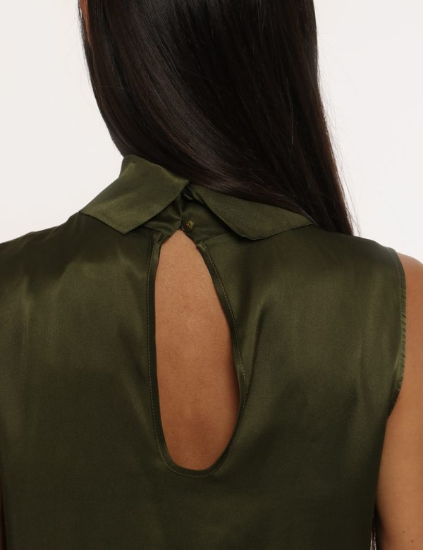 Top Caractere verde - COMPOSIZIONE E VESTIBILITÀ:75% acetato 25% setaLa modella è alta 170 cm e indossa la taglia 42. La ves
