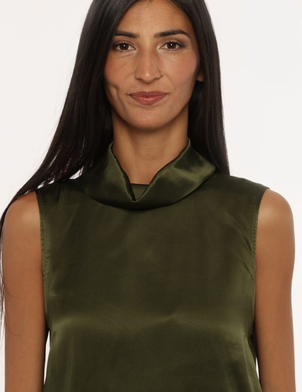 Top Caractere verde - COMPOSIZIONE E VESTIBILITÀ:75% acetato 25% setaLa modella è alta 170 cm e indossa la taglia 42. La ves