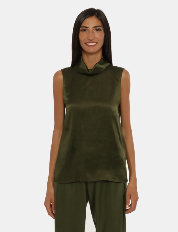 Top Caractere verde - COMPOSIZIONE E VESTIBILITÀ:75% acetato 25% setaLa modella è alta 170 cm e indossa la taglia 42. La ves