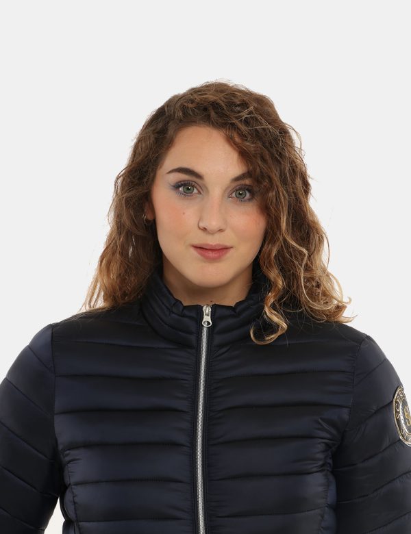 Piumino Scervino corto trapuntato con collo a lupetto - 100% poliestereLa modella indossa la taglia S e la vestibilità del c
