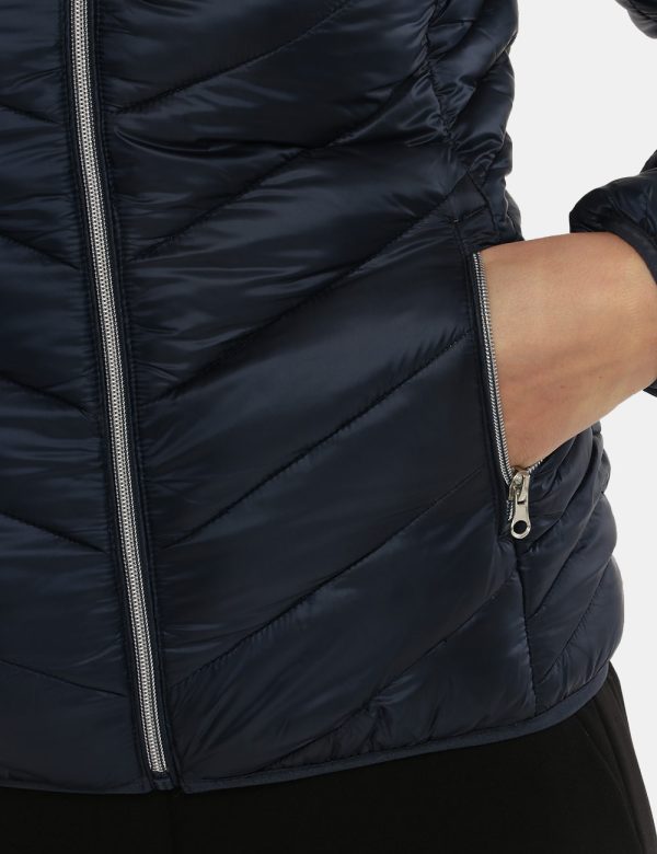 Piumino Scervino corto trapuntato con cappuccio - 100% poliestereLa modella indossa la taglia S e la vestibilità del capo è