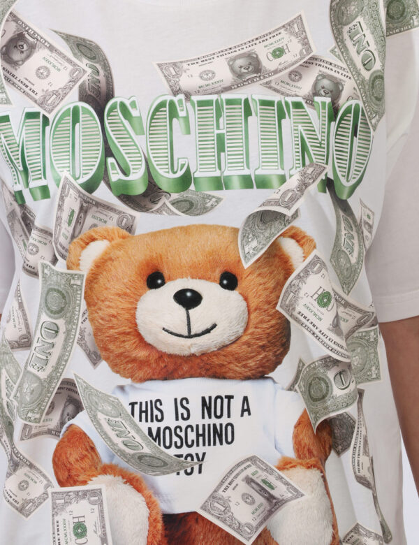 T-shirt Moschino Bianco - T-shirt lunga su base bianca con simpatica stampa 'Moschino Toy Dollari' in verde e beige. La vest