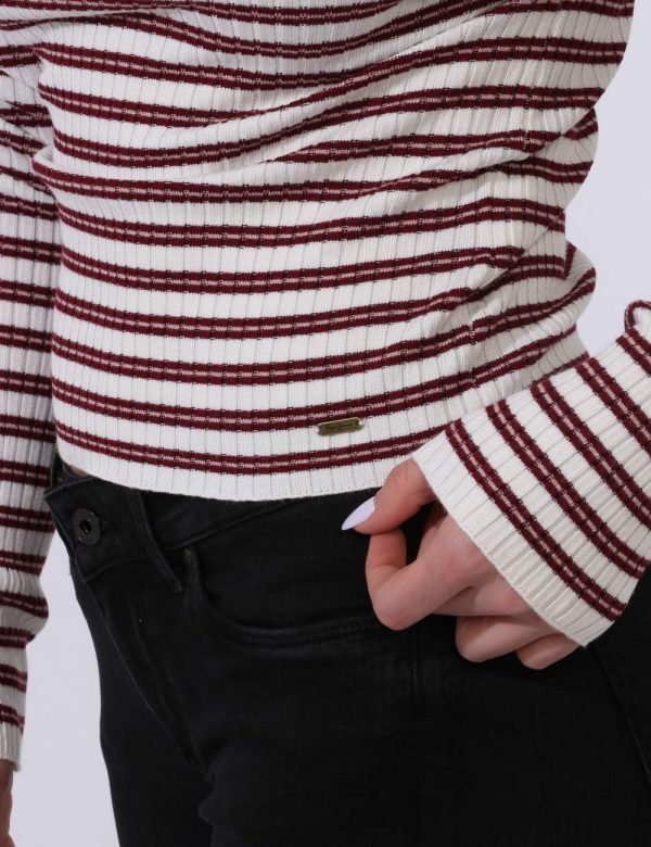 Maglia Pepe Jeans Bordeaux - Maglia a maniche su base rigata in bianco panna e bordeaux. Presente scollo a barchetta ma con