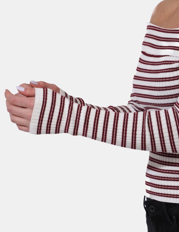 Maglia Pepe Jeans Bordeaux - Maglia a maniche su base rigata in bianco panna e bordeaux. Presente scollo a barchetta ma con