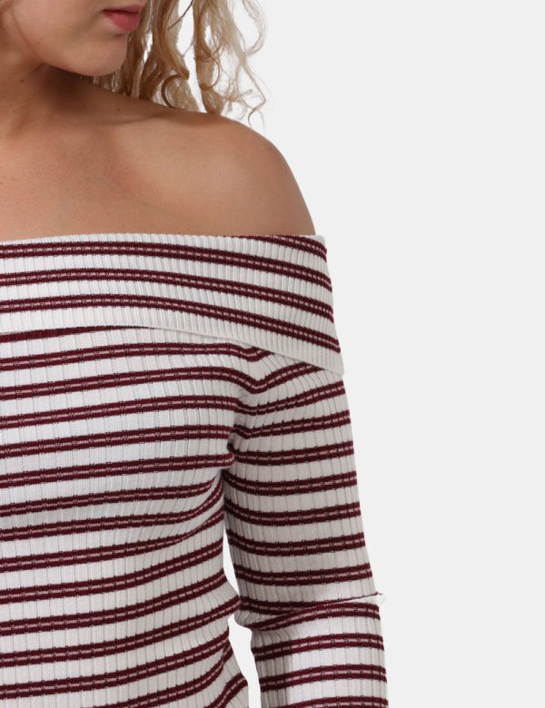 Maglia Pepe Jeans Bordeaux - Maglia a maniche su base rigata in bianco panna e bordeaux. Presente scollo a barchetta ma con