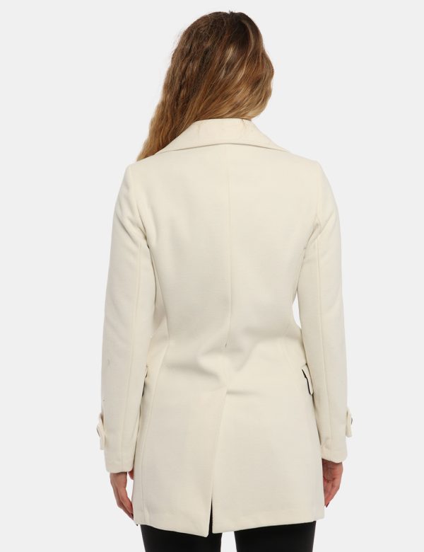 Cappotto Vougue bianco panna - COMPOSIZIONE E VESTIBILITÀ:92% poliestere 8% viscosaLa modella è alta 170 cm e indossa la tag