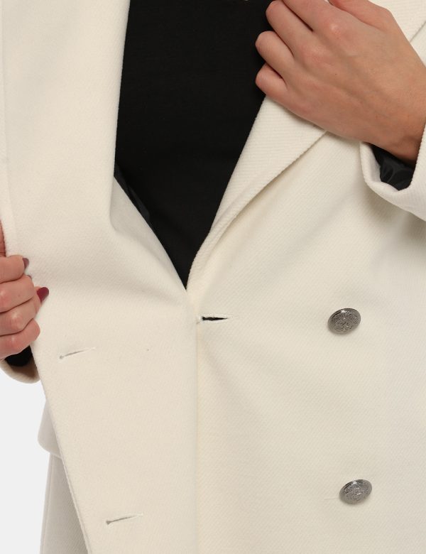 Cappotto Vougue bianco panna - COMPOSIZIONE E VESTIBILITÀ:92% poliestere 8% viscosaLa modella è alta 170 cm e indossa la tag
