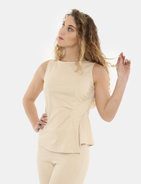 Top Vougue beige - COMPOSIZIONE E VESTIBILITÀ:61% viscosa 34% nylon 5% elastaneLa modella è alta 170 cm e indossa la taglia