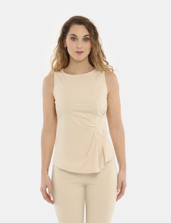 Top Vougue beige - COMPOSIZIONE E VESTIBILITÀ:61% viscosa 34% nylon 5% elastaneLa modella è alta 170 cm e indossa la taglia