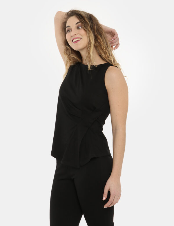 Top Vougue nero - COMPOSIZIONE E VESTIBILITÀ:61% viscosa 34% nylon 5% elastaneLa modella è alta 170 cm e indossa la taglia S