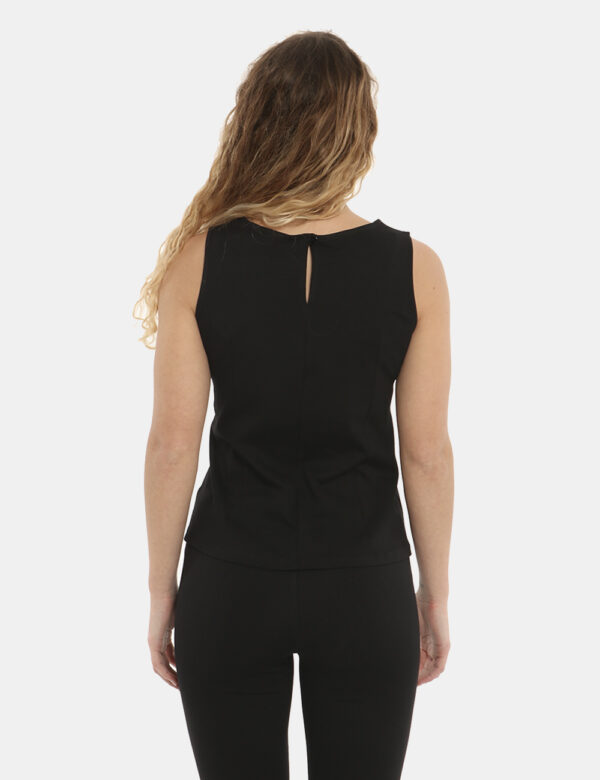 Top Vougue nero - COMPOSIZIONE E VESTIBILITÀ:61% viscosa 34% nylon 5% elastaneLa modella è alta 170 cm e indossa la taglia S