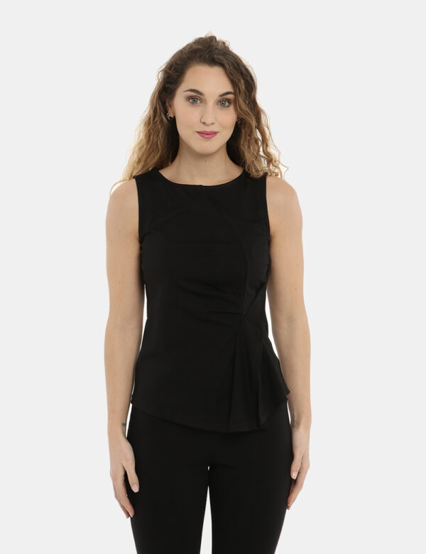 Top Vougue nero - COMPOSIZIONE E VESTIBILITÀ:61% viscosa 34% nylon 5% elastaneLa modella è alta 170 cm e indossa la taglia S