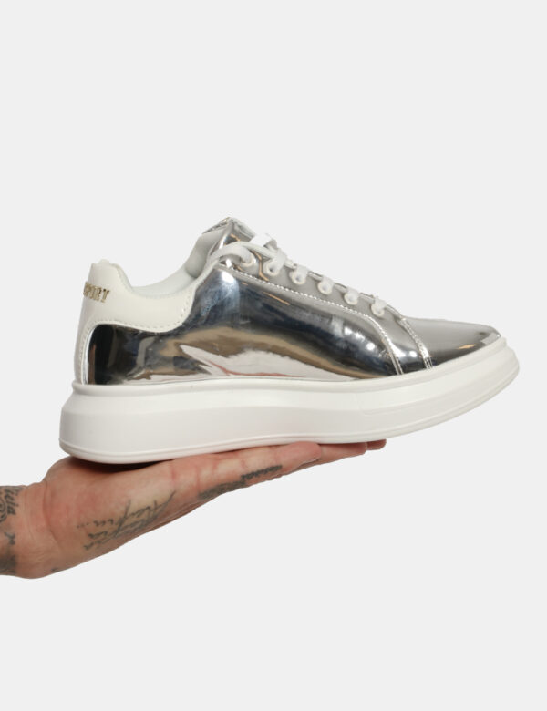 Scarpe Plein sport argentate - COMPOSIZIONE E VESTIBILITÀ:Altre materieLa modella calza il numero 38 e la calzata è regolare