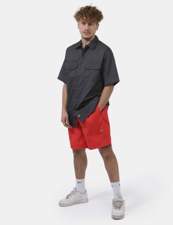 Bermuda Dickies Rosso - Bermuda in total rosso. Presenti tasche a taglio trasversale più tasca a taglio sul retro. La vestib