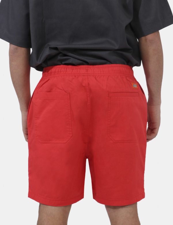 Bermuda Dickies Rosso - Bermuda in total rosso. Presenti tasche a taglio trasversale più tasca a taglio sul retro. La vestib