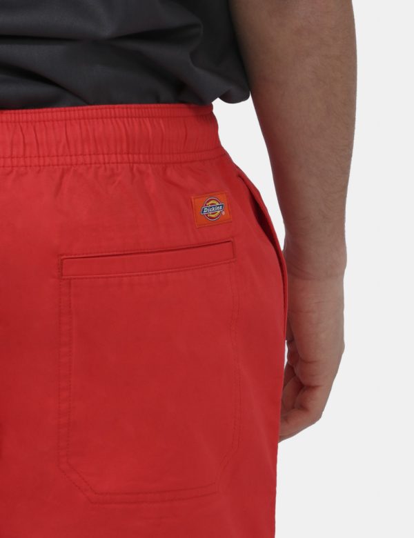 Bermuda Dickies Rosso - Bermuda in total rosso. Presenti tasche a taglio trasversale più tasca a taglio sul retro. La vestib