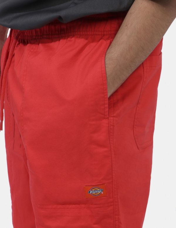 Bermuda Dickies Rosso - Bermuda in total rosso. Presenti tasche a taglio trasversale più tasca a taglio sul retro. La vestib