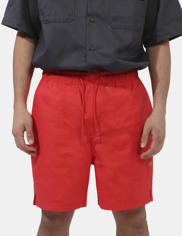 Bermuda Dickies Rosso - Bermuda in total rosso. Presenti tasche a taglio trasversale più tasca a taglio sul retro. La vestib