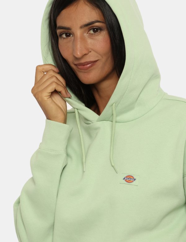 Felpa Dickies verde - COMPOSIZIONE E VESTIBILITÀ:60% cotone 40% poliestereLa modella è alta 172 cm e indossa la taglia S. La
