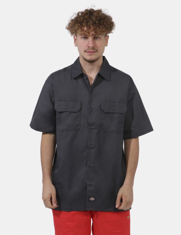 Camicia Dickies Grigio - Camicia a maniche corte da uomo in total grigio intenso. Presente doppio taschino a toppa con lngue