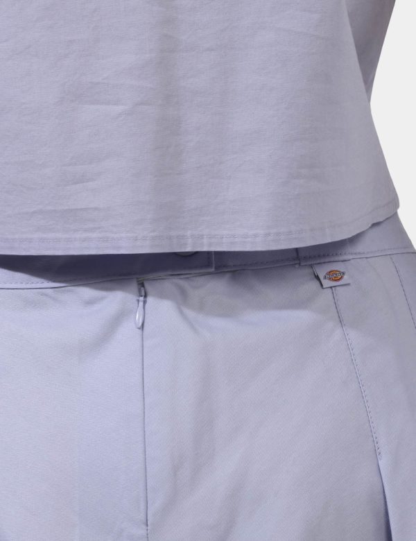 Gonna Dickies Lilla - Gonna in simil denim plissettata ed in total lilla. La vestibilità è morbida e pratica grazie a botton