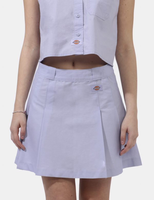 Gonna Dickies Lilla - Gonna in simil denim plissettata ed in total lilla. La vestibilità è morbida e pratica grazie a botton