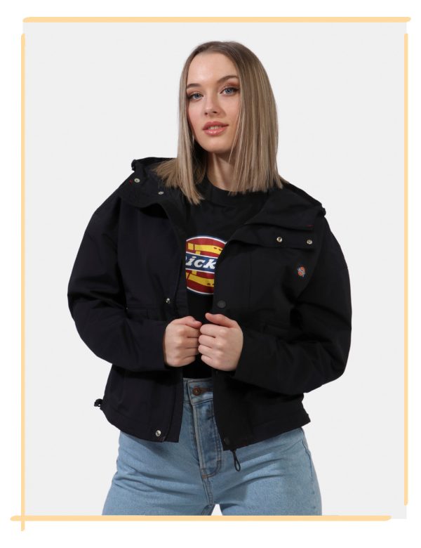 Giacca Dickies Nero - Giacca con cappuccio in total nero. Presenti tasche a toppa con chiusura a bottone automatico. La vest