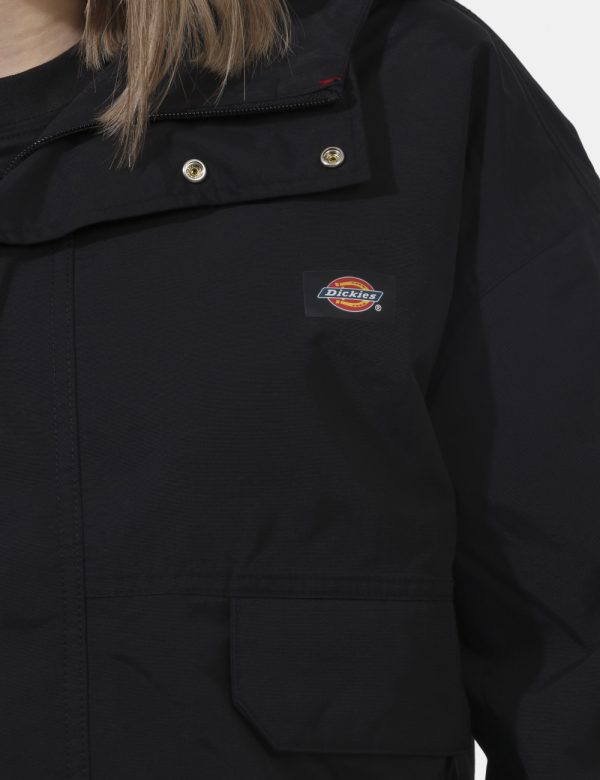 Giacca Dickies Nero - Giacca con cappuccio in total nero. Presenti tasche a toppa con chiusura a bottone automatico. La vest